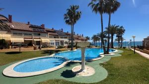 Πισίνα στο ή κοντά στο Fantástico Bungalow, piscina y vistas al mar By ElConserje