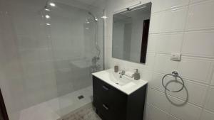 Ένα μπάνιο στο Fantástico Bungalow, piscina y vistas al mar By ElConserje +57 φωτογραφίες