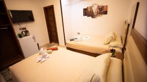 una camera d'albergo con un letto con asciugamani sopra di Pyramids king prime a Il Cairo