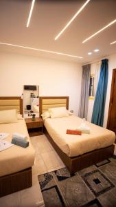 una camera da letto con due letti e uno specchio di Pyramids king prime a Il Cairo