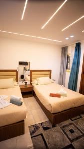 una camera da letto con due letti e uno specchio di Pyramids king prime a Il Cairo