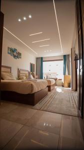 una camera da letto con due letti e una grande finestra di Pyramids king prime a Il Cairo