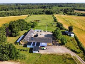 an aerial view of a barn in a field at Hyggeligt hus på landet in Ansager