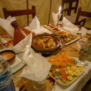 Jídlo v luxury tent nebo okolí