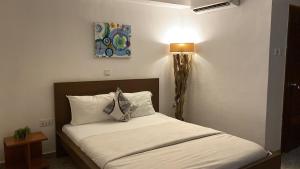 Postel nebo postele na pokoji v ubytování Urban One Apartments, Kumasi - Adinkrahene