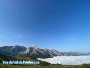 einen Blick auf eine Bergkette mit Wolken im Vordergrund in der Unterkunft Appartement à GOURETTE, résidence EURONEIGE, avec balcon, vue idéale sur la montagne - 6 personnes in Eaux-Bonnes + 1 Foto