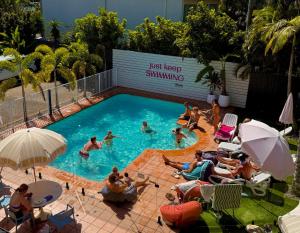 Kolam renang di atau dekat dengan Abode Mooloolaba, Backpackers & Motel rooms