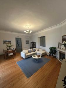 una sala de estar con un sofá y una mesa en La Huerta Corella, en Corella