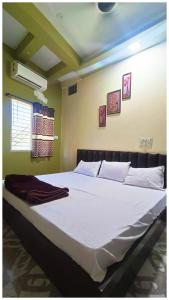 Katil atau katil-katil dalam bilik di UJJAIN HOTEL PRIYANSHI PALACE - Near Railway Station #Air - Conditioning #Free Wi-Fi #Parking Facilities #Room Service - Best Hotel In City