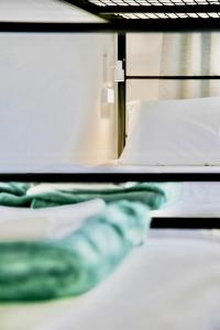 Katil atau katil-katil dalam bilik di Abode Mooloolaba, Backpackers & Motel rooms