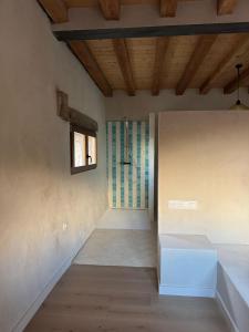 a room with a bench and a window in it at Poble Rural Puig Arnau - Pubilló in Oden