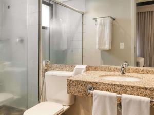 Um banheiro em Mercure Belo Horizonte Lourdes