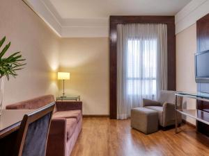 Uma TV ou centro de entretenimento em Mercure Belo Horizonte Lourdes
