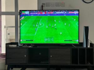 TV i/ili multimedijalni sistem u objektu Dar Shaden hostel