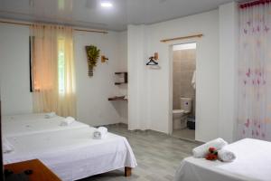 努基Hotel Arena Azul的客房设有两张床和一间浴室。