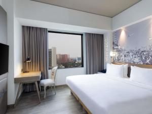 Voodi või voodid majutusasutuse Mercure Jakarta Simatupang toas