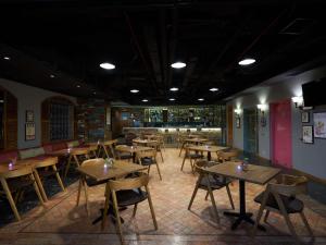Restoran või mõni muu söögikoht majutusasutuses Mercure Jakarta Simatupang