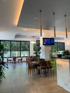 a dining room with a table and chairs and windows at Hotel Imperial in Spille