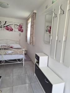 Posteľ alebo postele v izbe v ubytovaní Apartments Kozjan