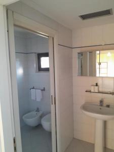 a bathroom with a sink and a tub and a toilet at Gerenzano Apartments in Gerenzano +33 photos
