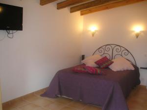 - une chambre avec un lit et 2 oreillers dans l'établissement E Stelle di A Bella Vista, à Bonifacio