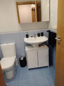 un baño con inodoro y lavabo en apartamento vilariño, en Cangas de Morrazo 27 fotos más
