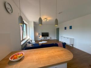 a living room with a table with a bowl of fruit at Apartment Henri in Schönwald