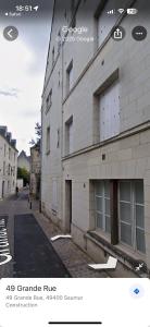 a building on the side of a street at La Loge Saumuroise - Centre-ville & Local vélo in Saumur +12 photos