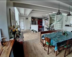 Una sala de estar con mesa de comedor y una cocina. en Maison De Campagne - Porte Brest Ouest., en Guilers 29 fotos más