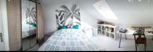1 dormitorio con 1 cama con un mural de palmeras en Maison De Campagne - Porte Brest Ouest., en Guilers