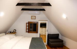 Ένα ή περισσότερα κρεβάτια σε δωμάτιο στο Amazing Home In Gusce With Sauna