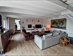 una sala de estar con un sofá y una mesa en Maison De Campagne - Porte Brest Ouest., en Guilers
