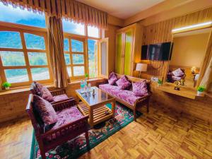 TV a/nebo společenská místnost v ubytování The southern Soul Mountain View Resort, Manali