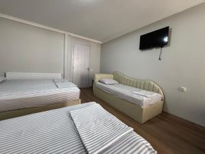Voodi või voodid majutusasutuse Karo Hotel toas
