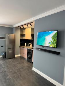 Il dispose d'une cuisine avec une télévision murale à écran plat. dans l'établissement Апартаменти SeaGems, à Karolino-Buhaz