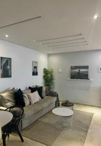 a living room with a couch and two tables at Appartement familial in Casablanca