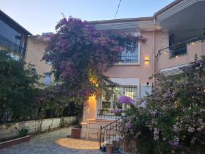 ein Gebäude mit einem Strauß lila Blumen darauf in der Unterkunft Evim Palace in Burhaniye