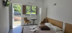 a bedroom with a bed with towels on it at Residencial Hospedaria Vale do Rodo in Peso da Régua