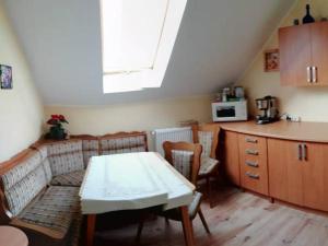 Una sala de estar con una mesa y una cocina. en Agroturystyka Sielskie Góry, en Duszniki-Zdrój