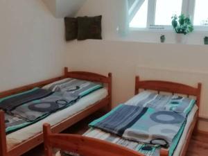 Dos camas una al lado de la otra en una habitación. en Agroturystyka Sielskie Góry, en Duszniki-Zdrój