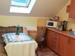 Una pequeña cocina con una mesa y un microondas. en Agroturystyka Sielskie Góry, en Duszniki-Zdrój 13 fotos más