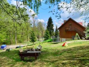 un parque con una mesa de picnic y una casa en Agroturystyka Sielskie Góry, en Duszniki-Zdrój