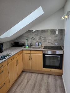 eine Küche mit Spüle und Herd in der Unterkunft Fredi Apartment, moderne ruhige Wohnung, nur 4 km von der A2 in Leopoldshöhe + 34 Fotos