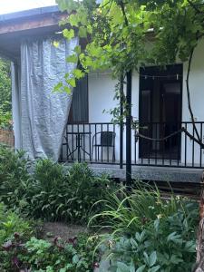 Aed väljaspool majutusasutust zeiko s guesthouse