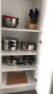 een keukenplank met potten en pannen erop bij Holiday Business Trip Family Trip or Business Trip Comfortable Entire Apartment in Springvale
