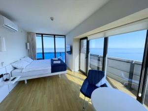 Postel nebo postele na pokoji v ubytování Hotel Orbi City Apart Sea View + 37 fotografií