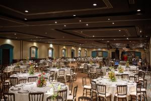 a banquet hall with white tables and chairs at Club Maeva Miramar Tampico in Ciudad Madero