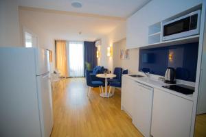 Kuchyň nebo kuchyňský kout v ubytování Hotel Orbi City Apart Sea View