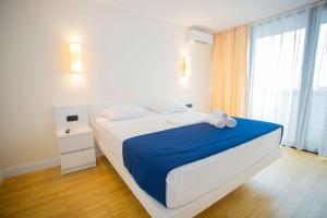 Postel nebo postele na pokoji v ubytování Hotel Orbi City Apart Sea View