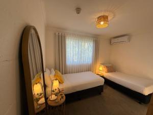 Katil atau katil-katil dalam bilik di Abode Mooloolaba, Backpackers & Motel rooms